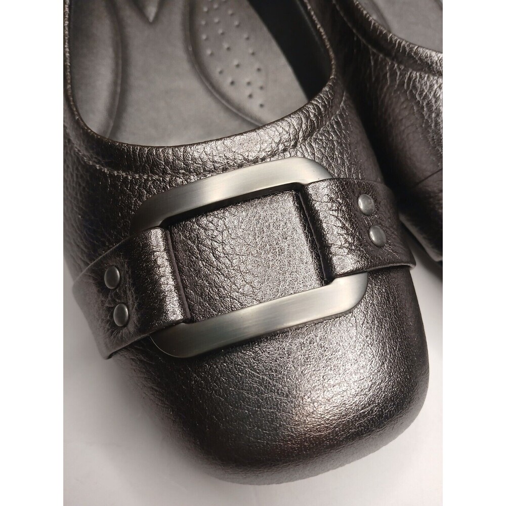 NIB Trotters Sz 10.5 W Sizzle Metallic Leather Metal Buckle Comfort Ballet Flat - Picture 3 of 16
